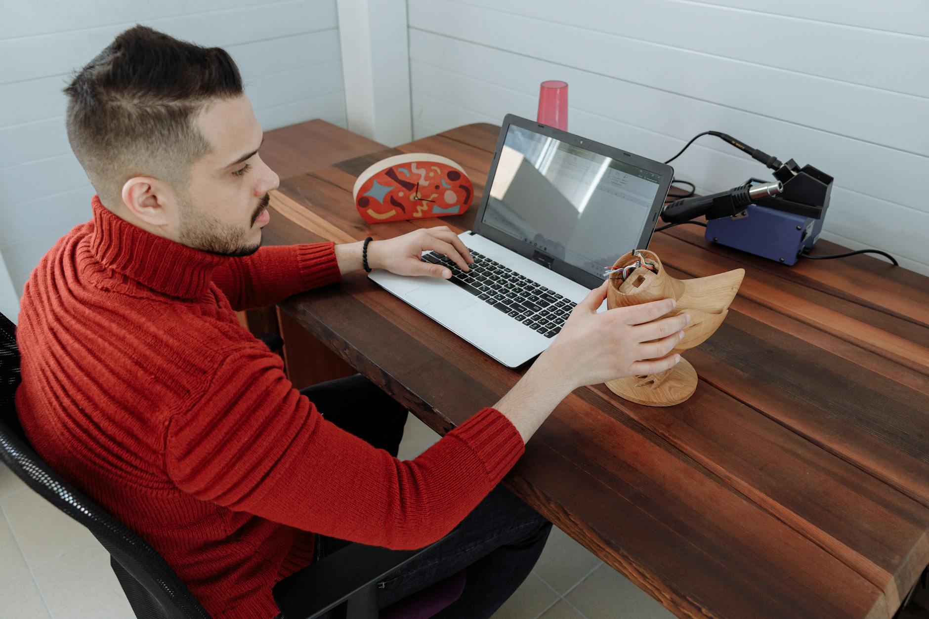 Ingénieur en bureau d'études gérant ses honoraires sur une plateforme agréée