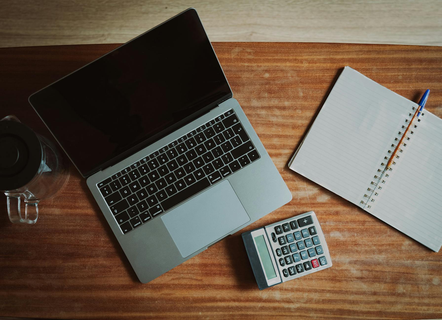 Trésorier d'association préparant la facturation électronique sur un ordinateur portable