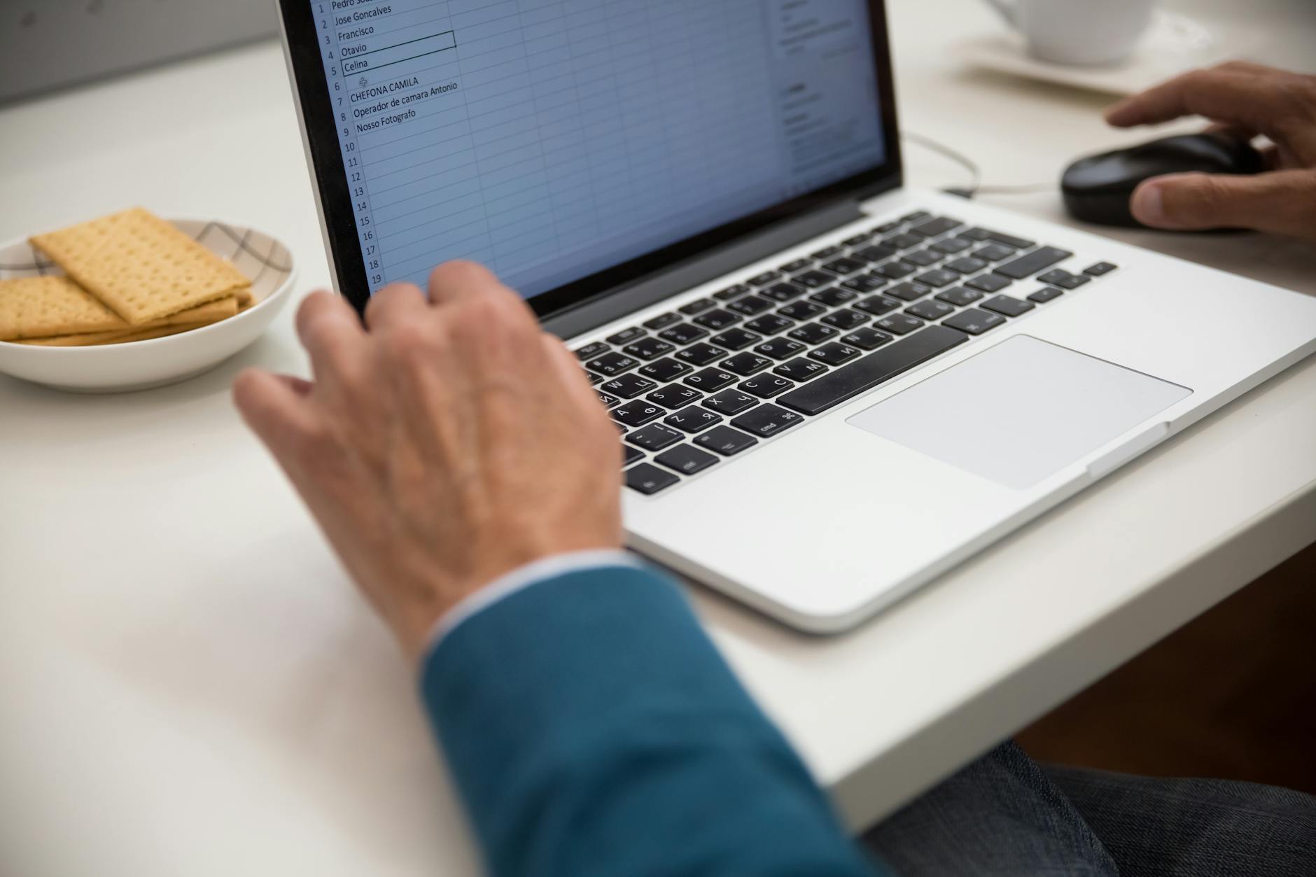 Facture créée sur un tableur Excel posée sur un bureau de petite entreprise