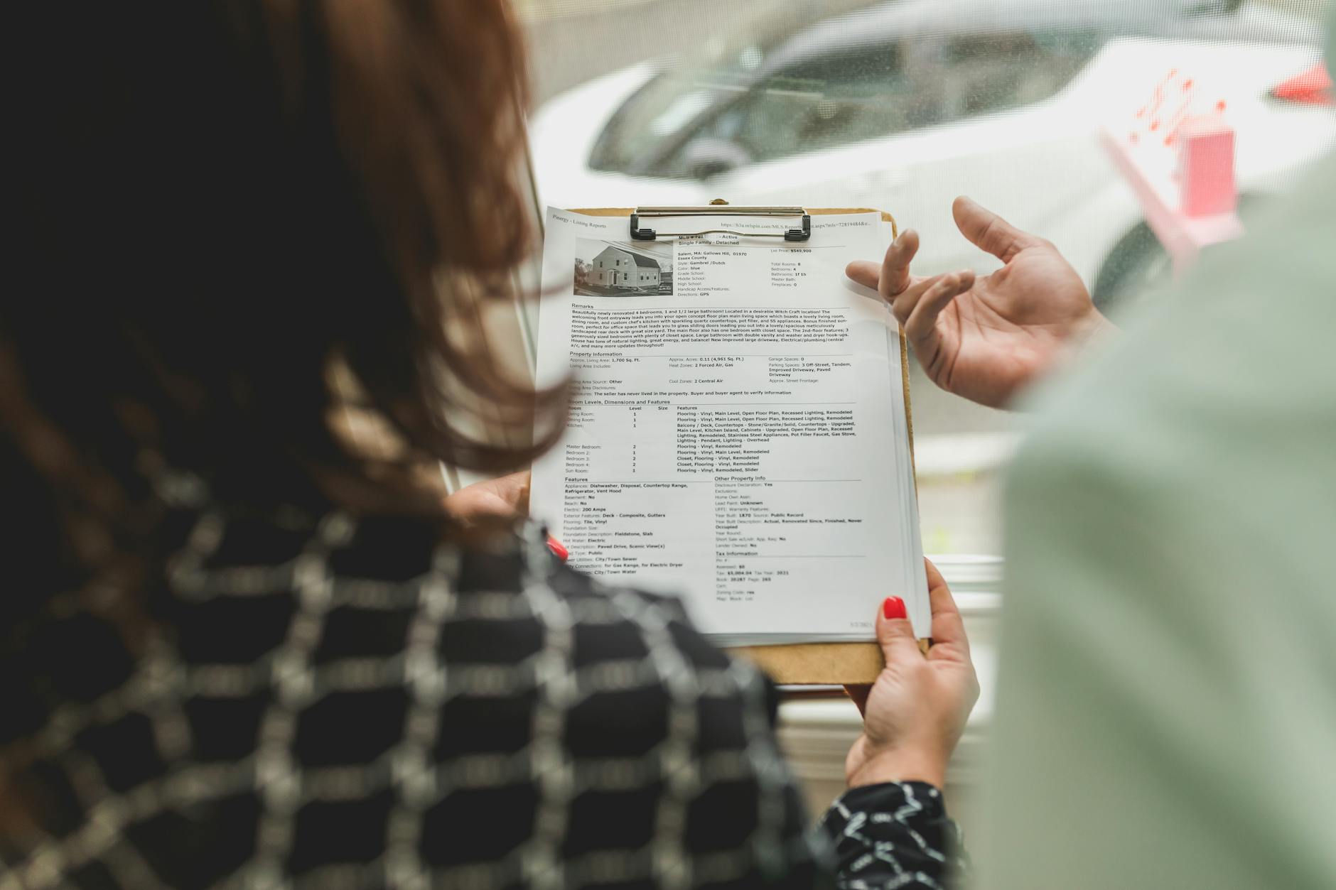 Documents de gestion d'une holding et d'une SCI patrimoniale sur un bureau