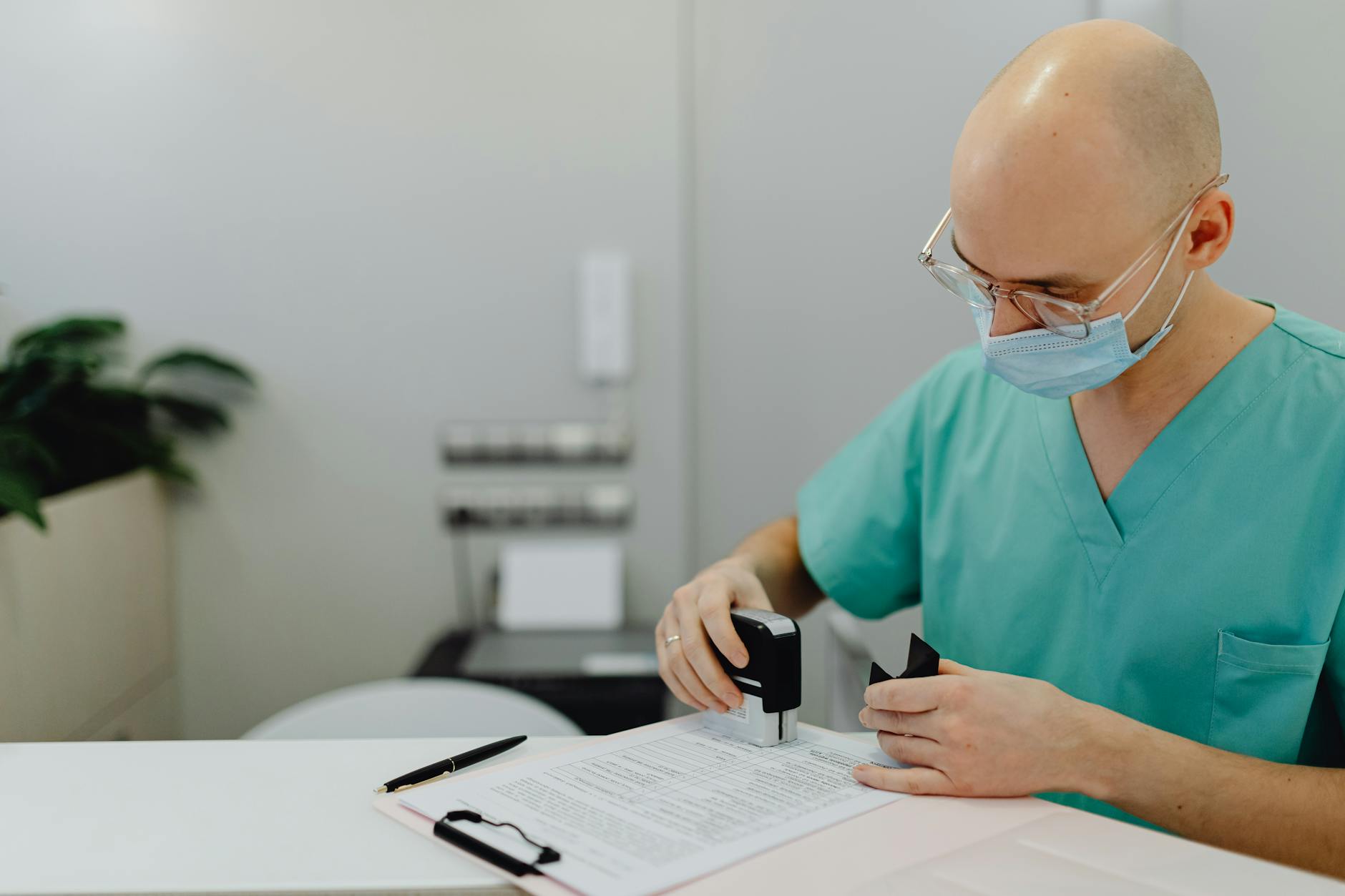 médecin libéral consulte ses obligations de facturation électronique 2026