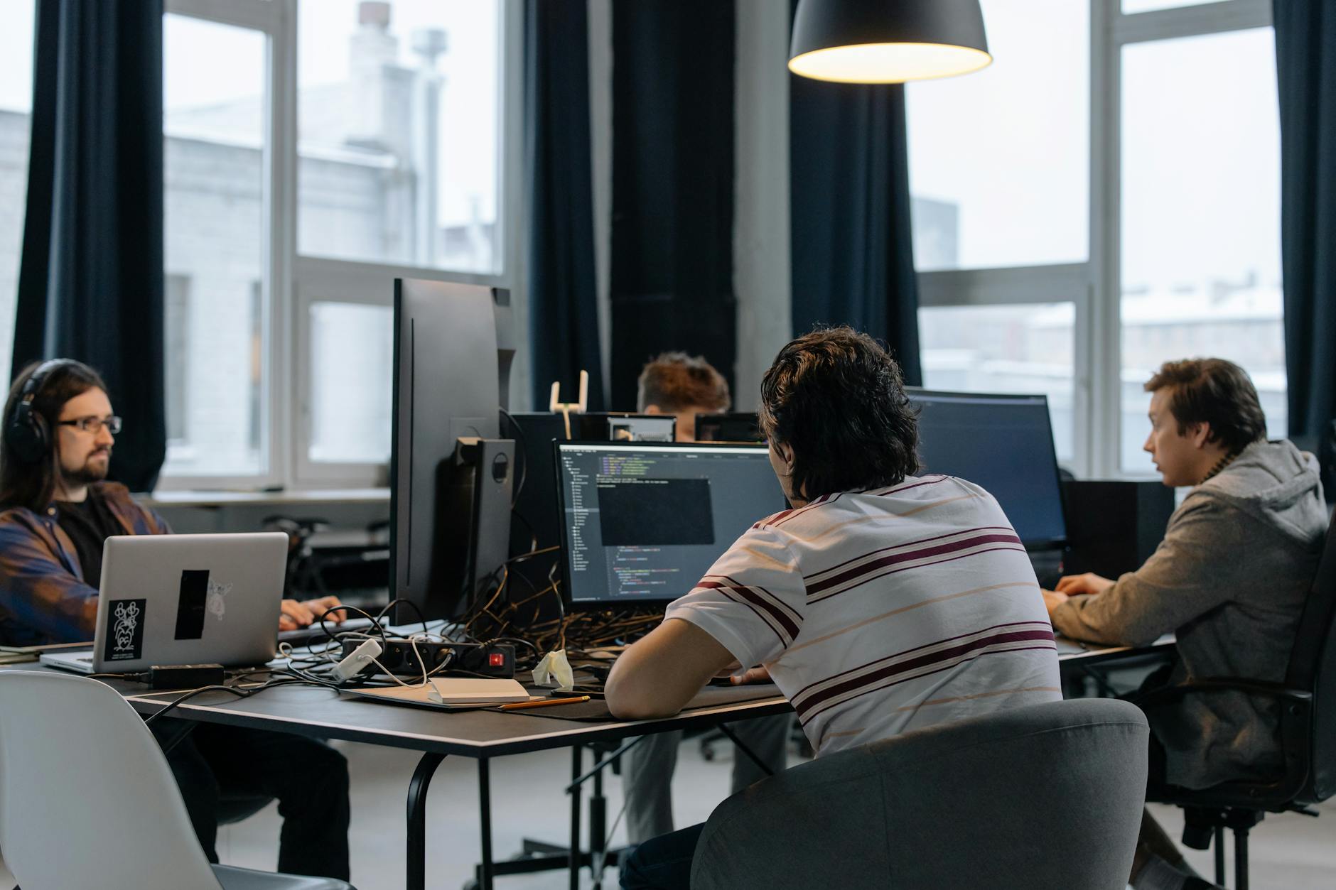 Équipe d'un éditeur SaaS B2B en réunion sur la facturation électronique de ses abonnements