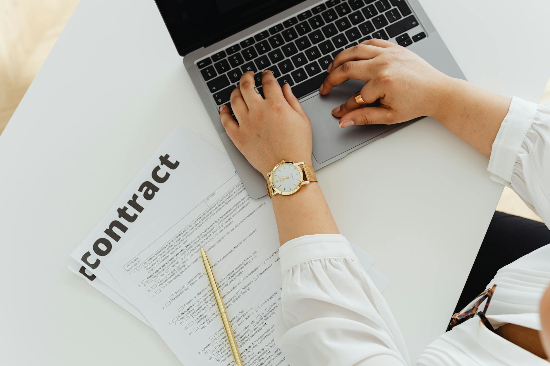 Freelance en EI consultant les obligations de facturation électronique sur son ordinateur portable