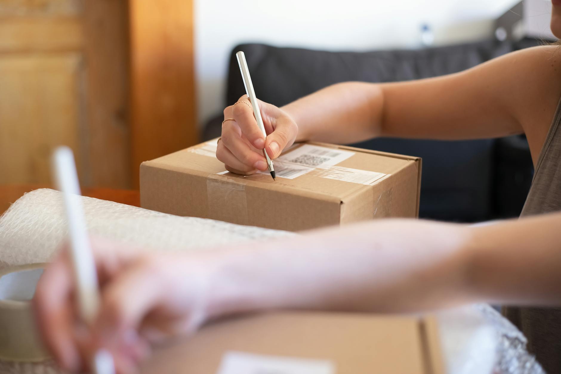Vendeur en ligne préparant ses colis et gérant sa facturation marketplace 2026