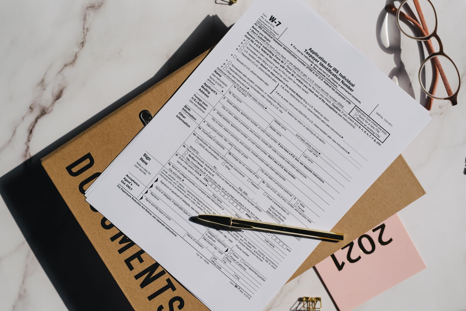 Dossier d'enregistrement d'entreprise avec documents officiels