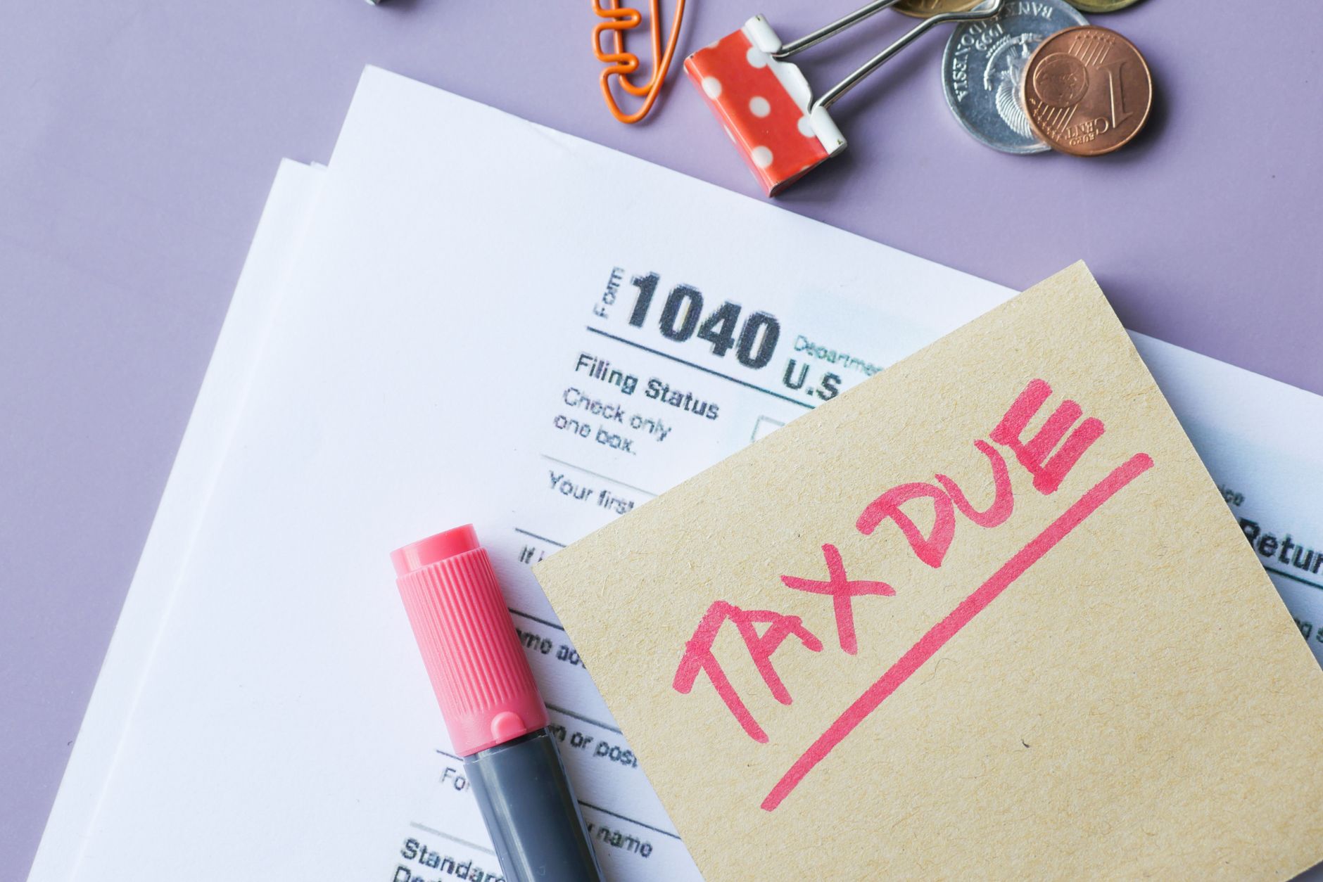 Dirigeant calculant le montant d'une amende fiscale sur des documents comptables
