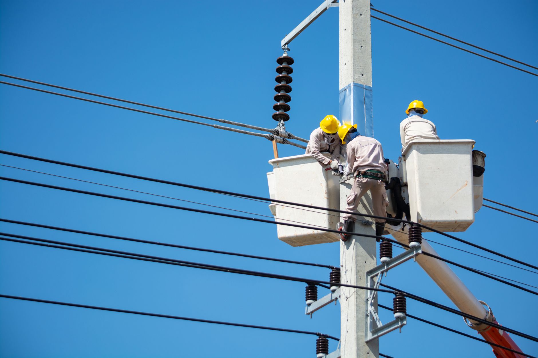 Électricien artisan en intervention sur un chantier de bâtiment