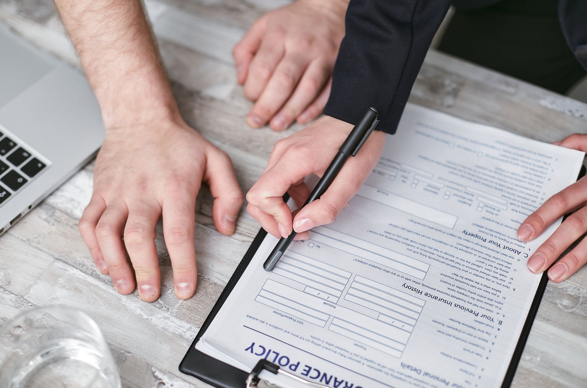 Équipe de gestion d'une mutuelle analysant les obligations de facturation électronique