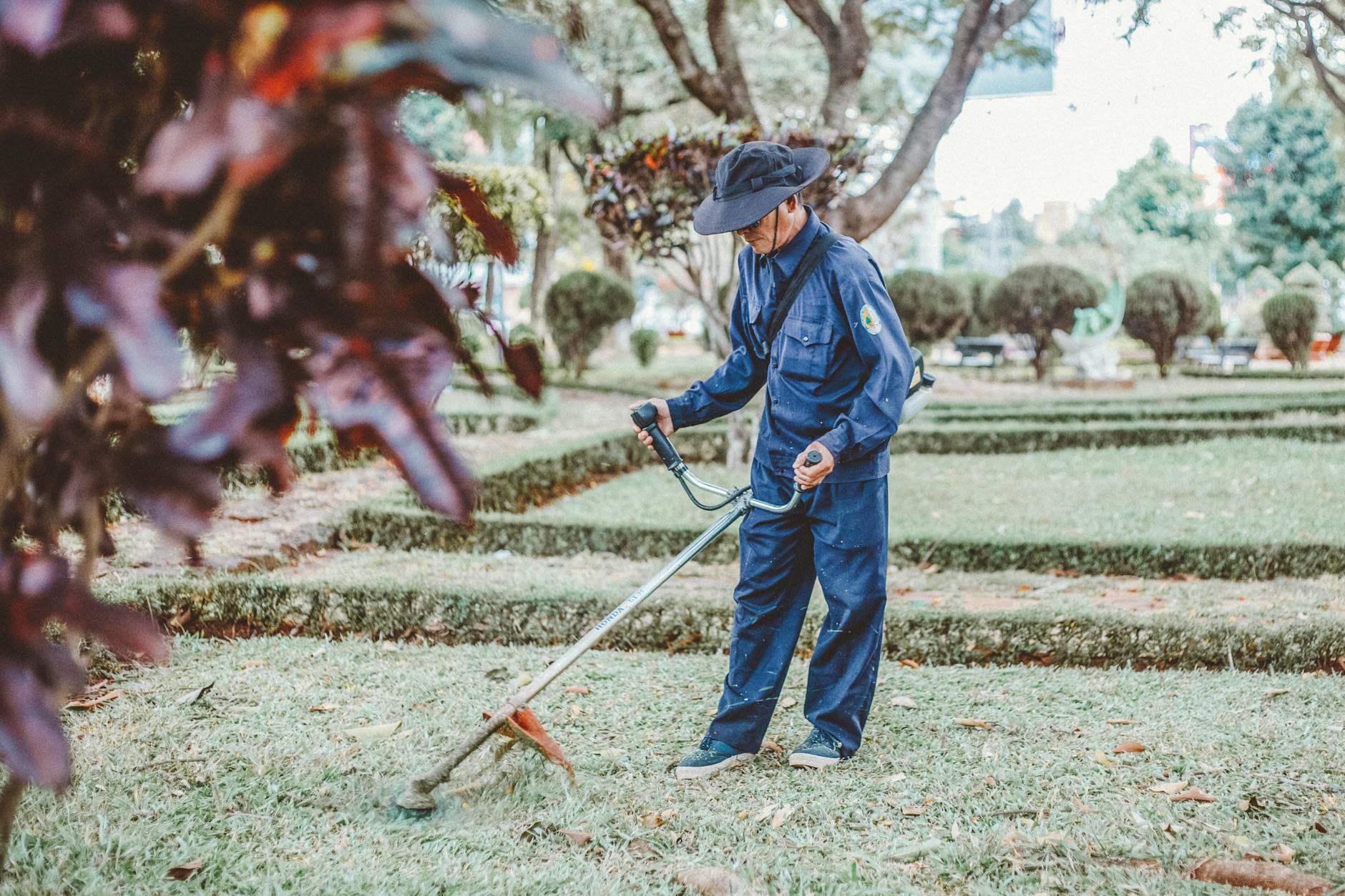 Paysagiste réalisant des travaux d'aménagement de jardin chez un client