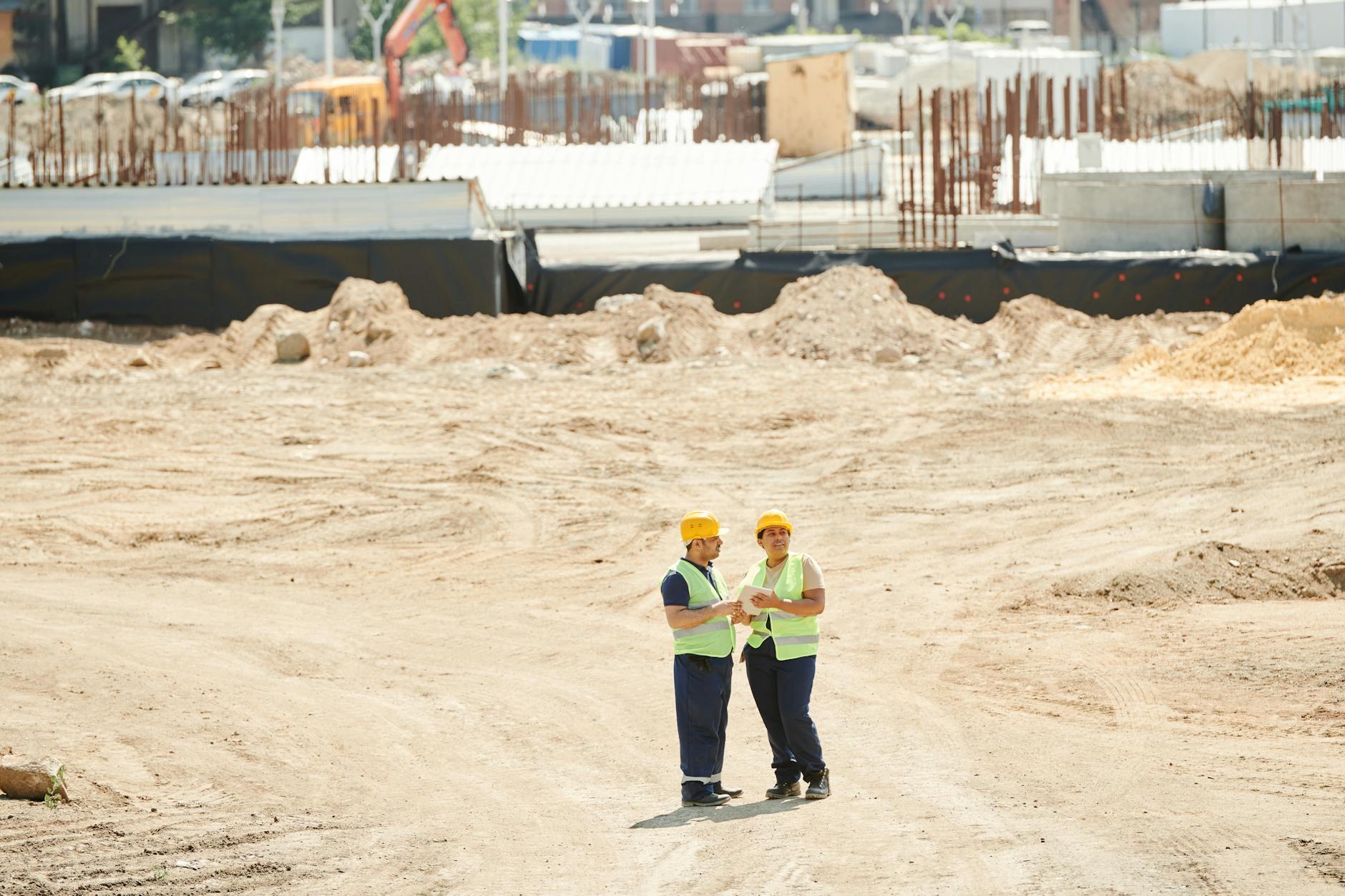 Paysagiste utilisant une tablette pour établir un devis sur un chantier extérieur
