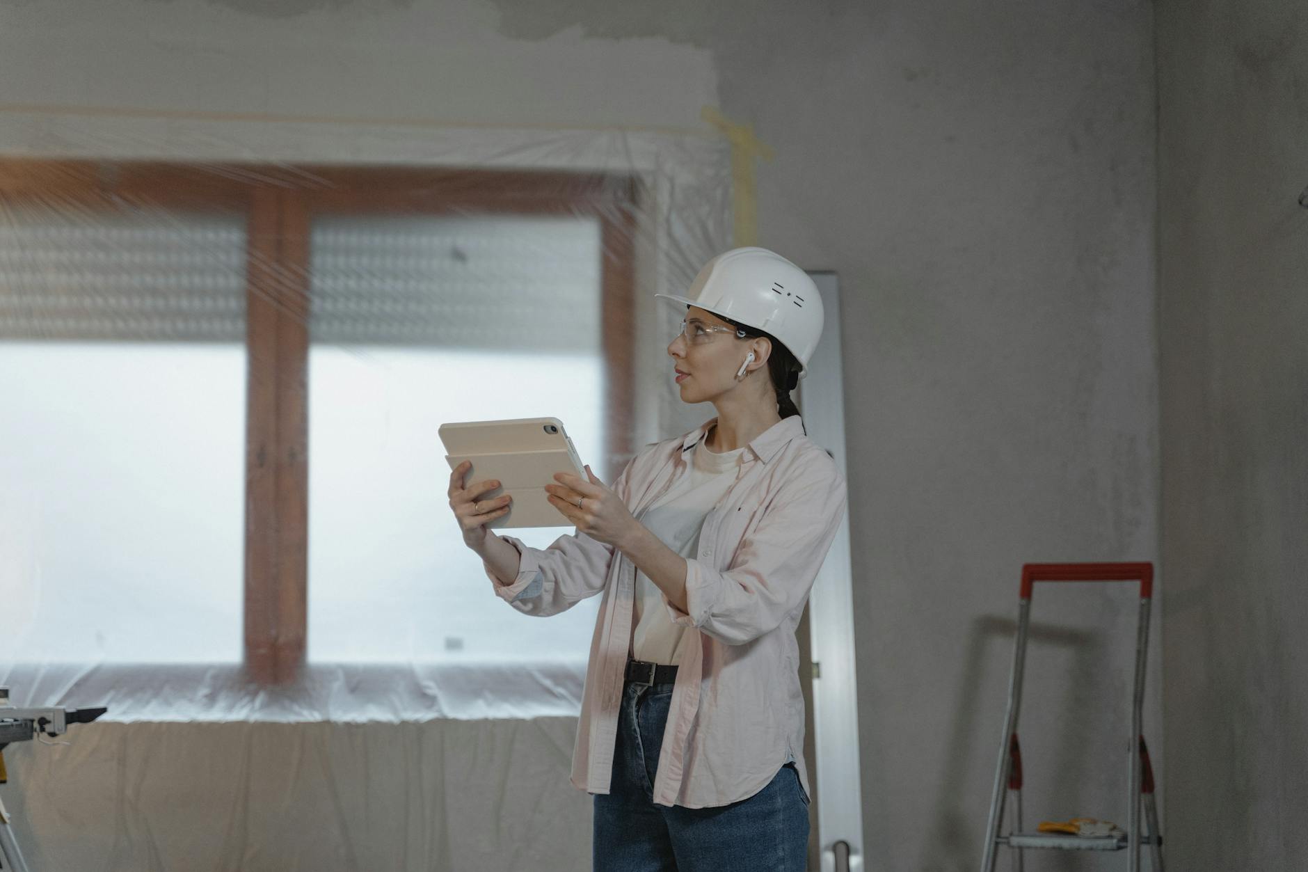 Facture électronique de chantier consultée sur tablette par un chauffagiste