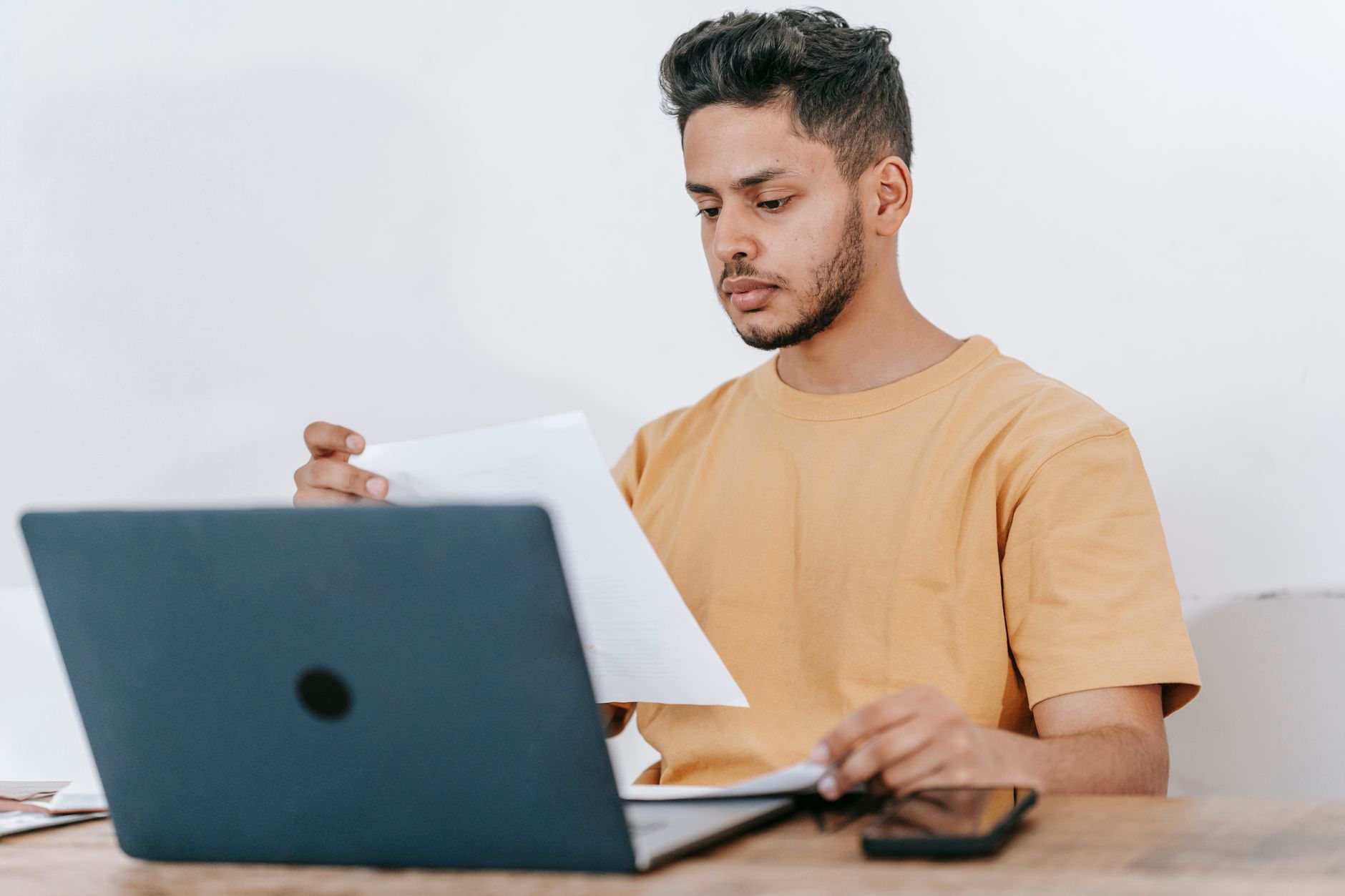 Indépendant comparant plusieurs plateformes agréées de facturation électronique sur son ordinateur portable