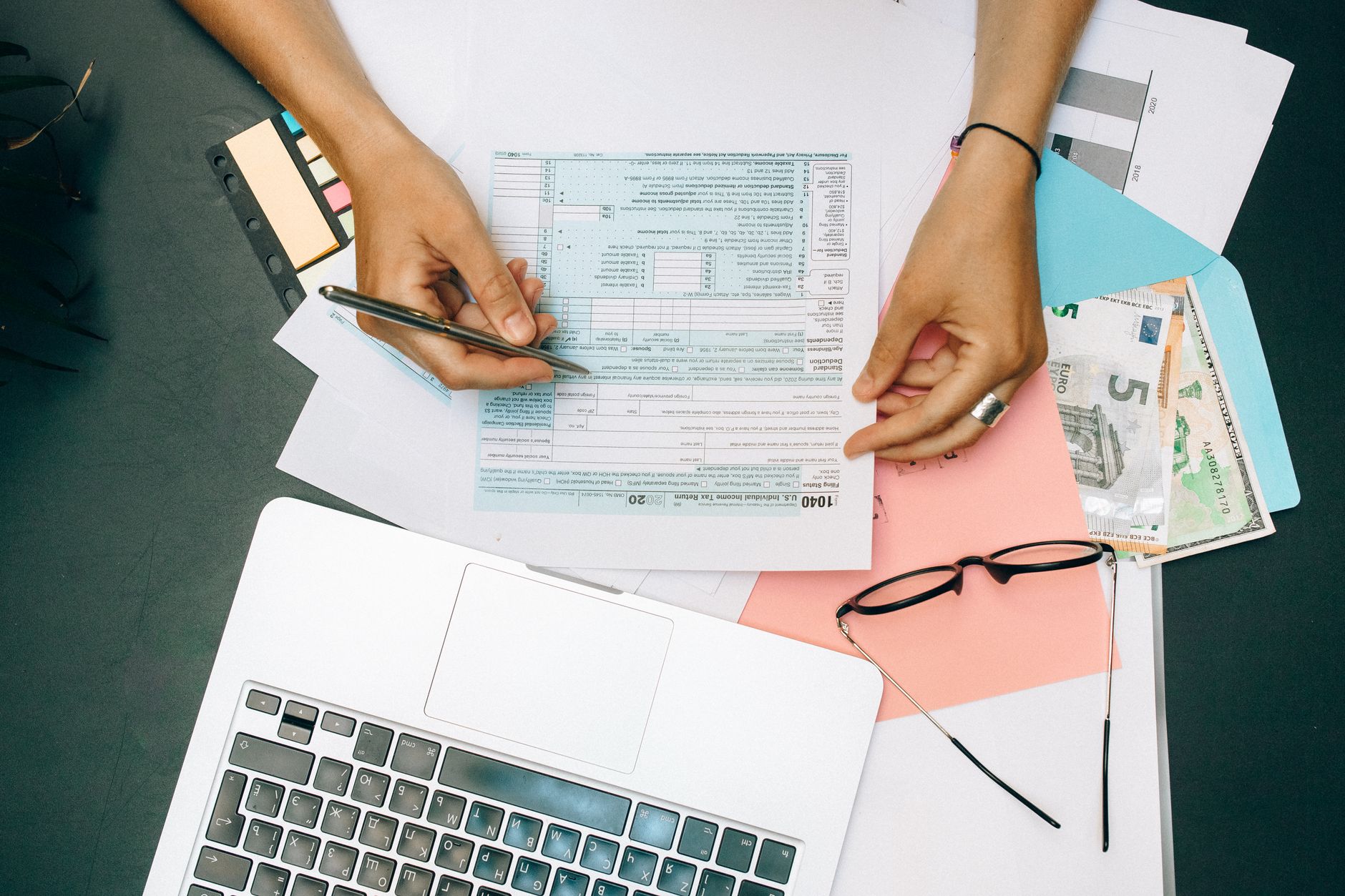 Dirigeant vérifiant le statut d'immatriculation de son éditeur de logiciel de facturation