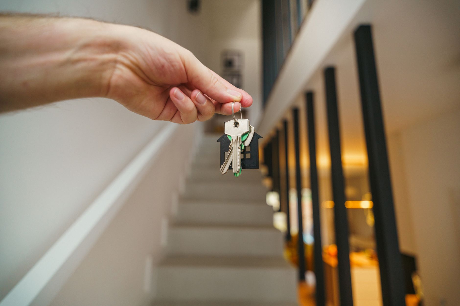 Bailleur remettant les clés d'un logement loué, quittance de loyer et bail