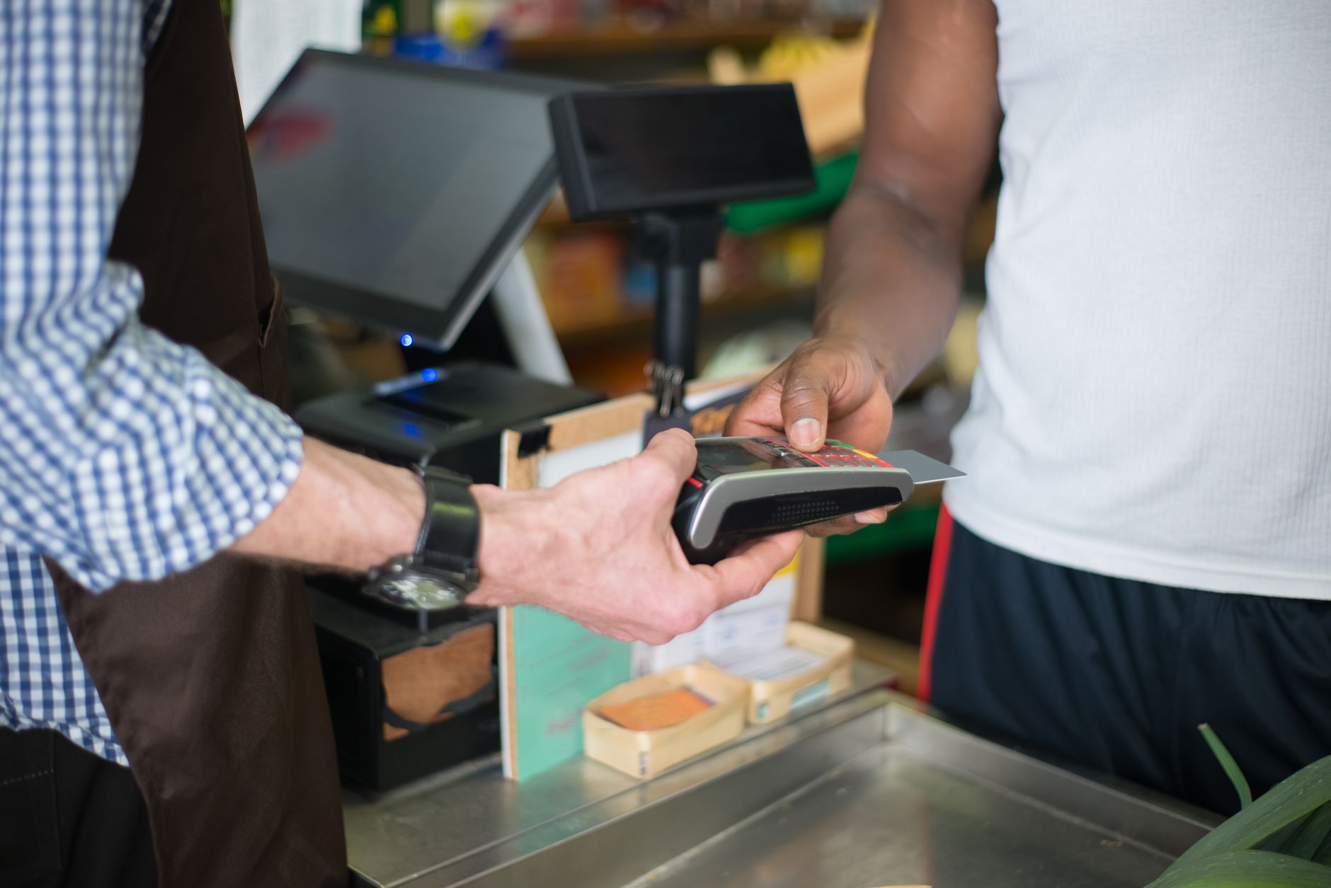 Commerçant encaissant une vente en boutique, opération soumise à l'e-reporting des transactions
