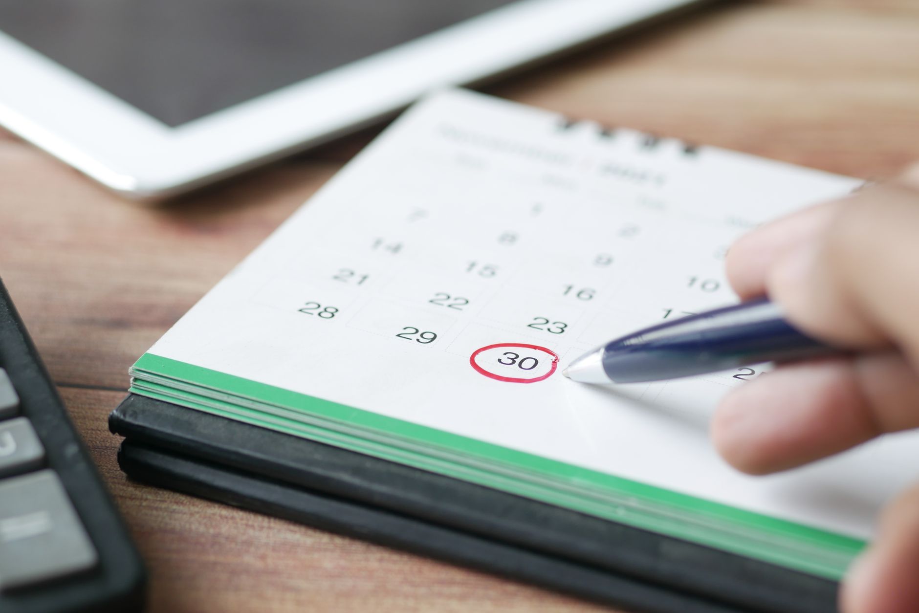 Calendrier posé sur un bureau symbolisant les échéances e-reporting de septembre 2026 et 2027