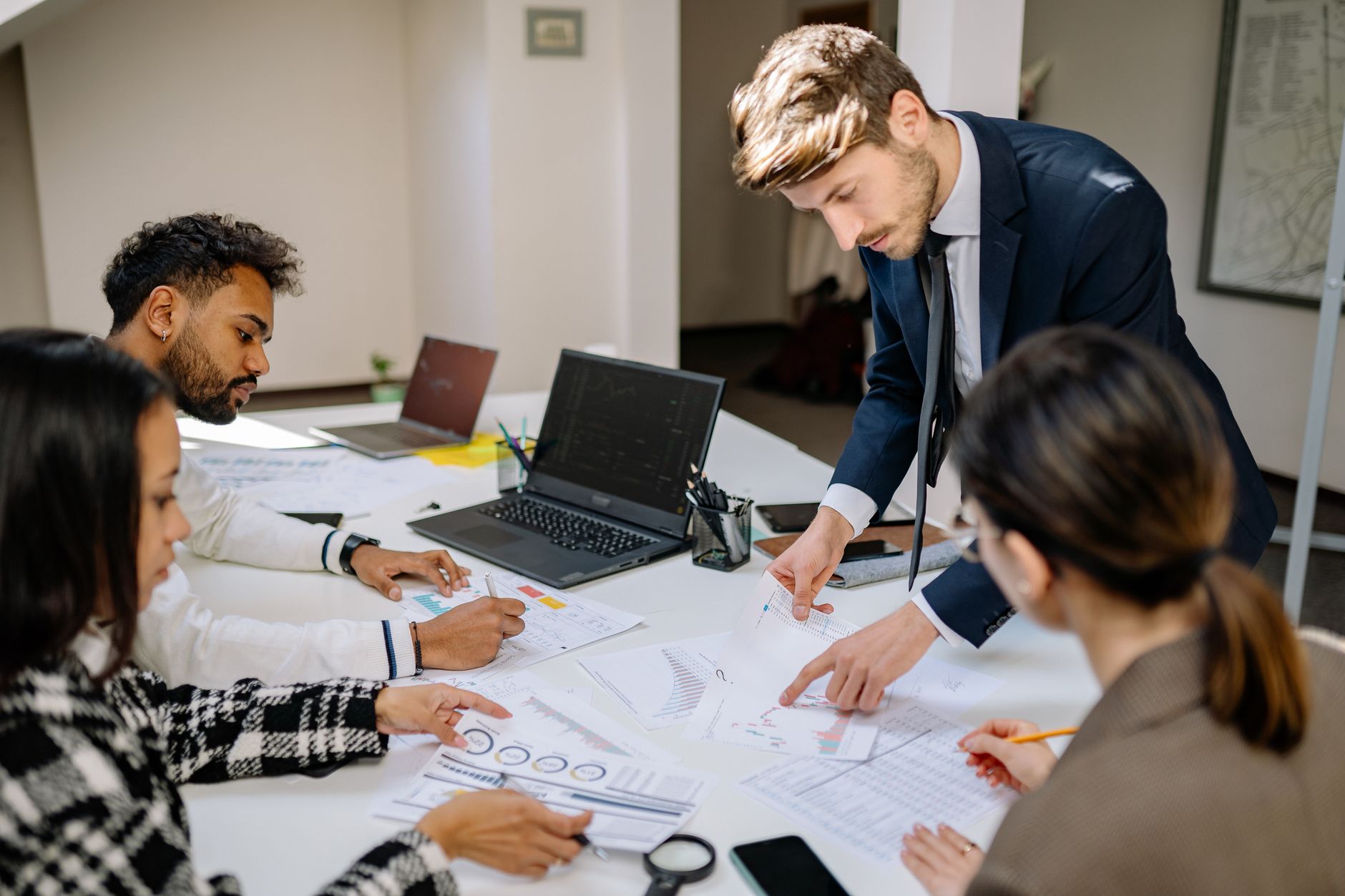 Équipe finance d'une grande entreprise préparant la checklist d'émission des factures électroniques