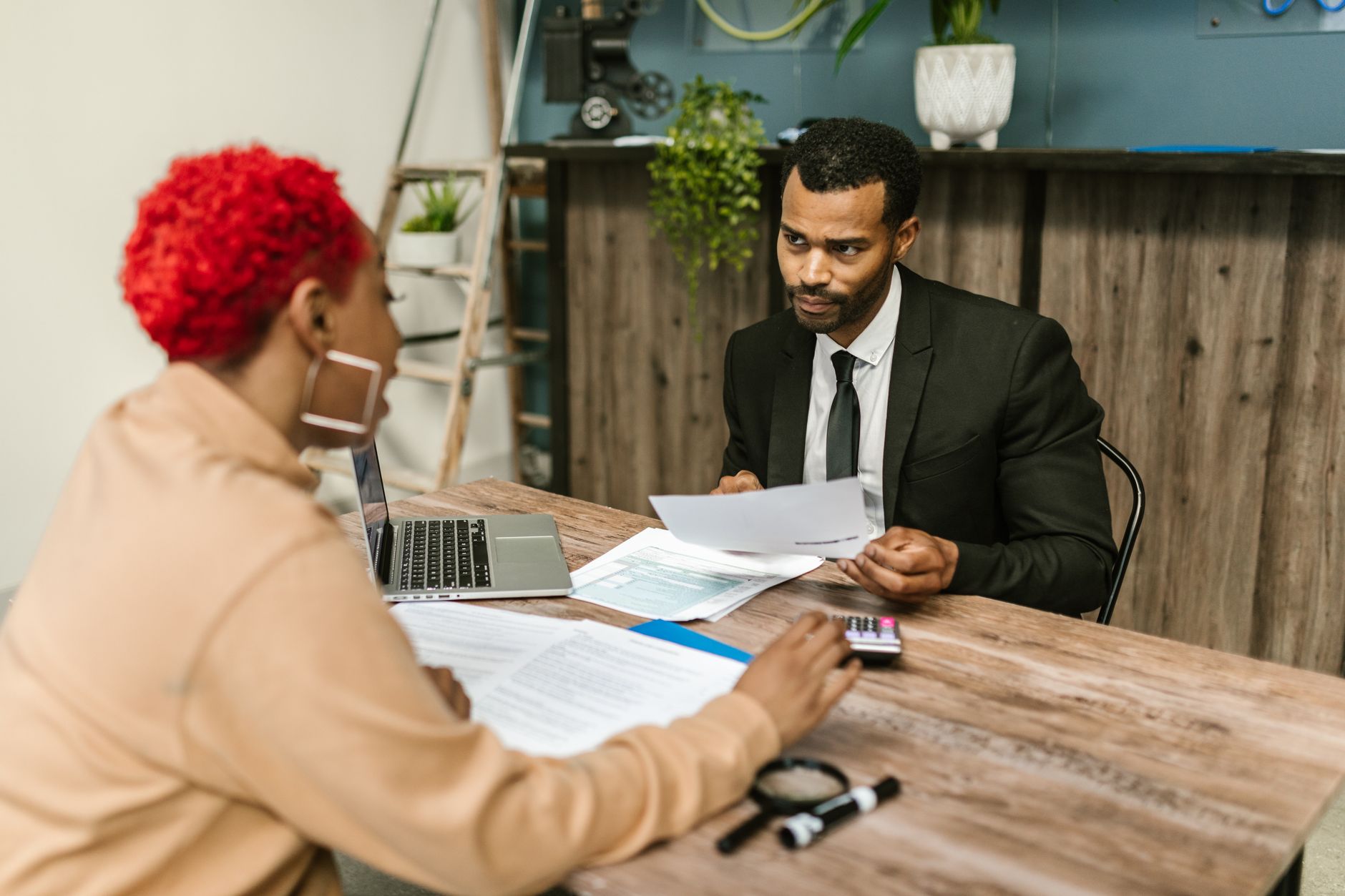 Expert-comptable et dirigeant discutant du passage à la facturation électronique