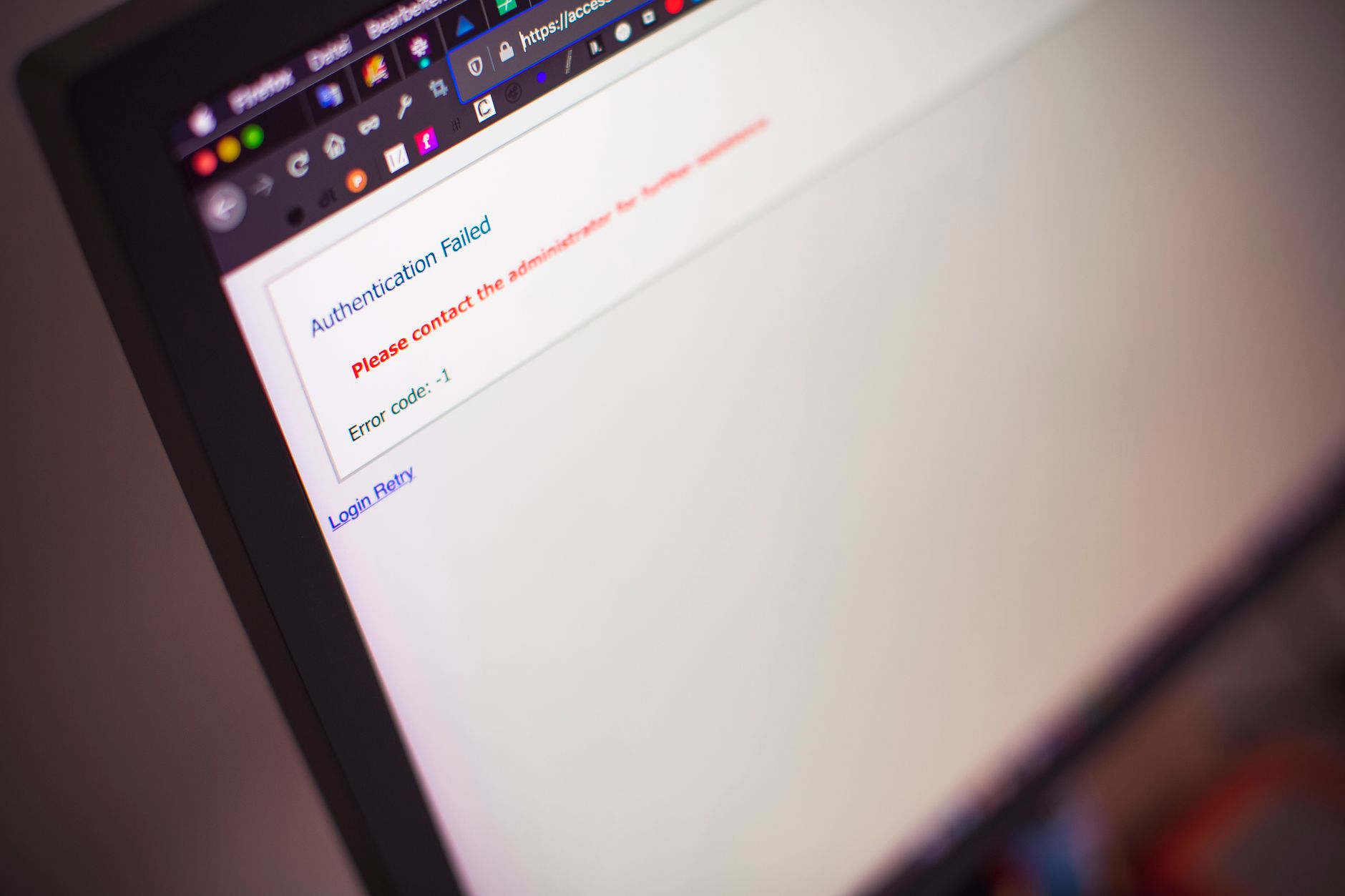 Écran d'ordinateur affichant une erreur d'envoi de facture électronique dans un bureau
