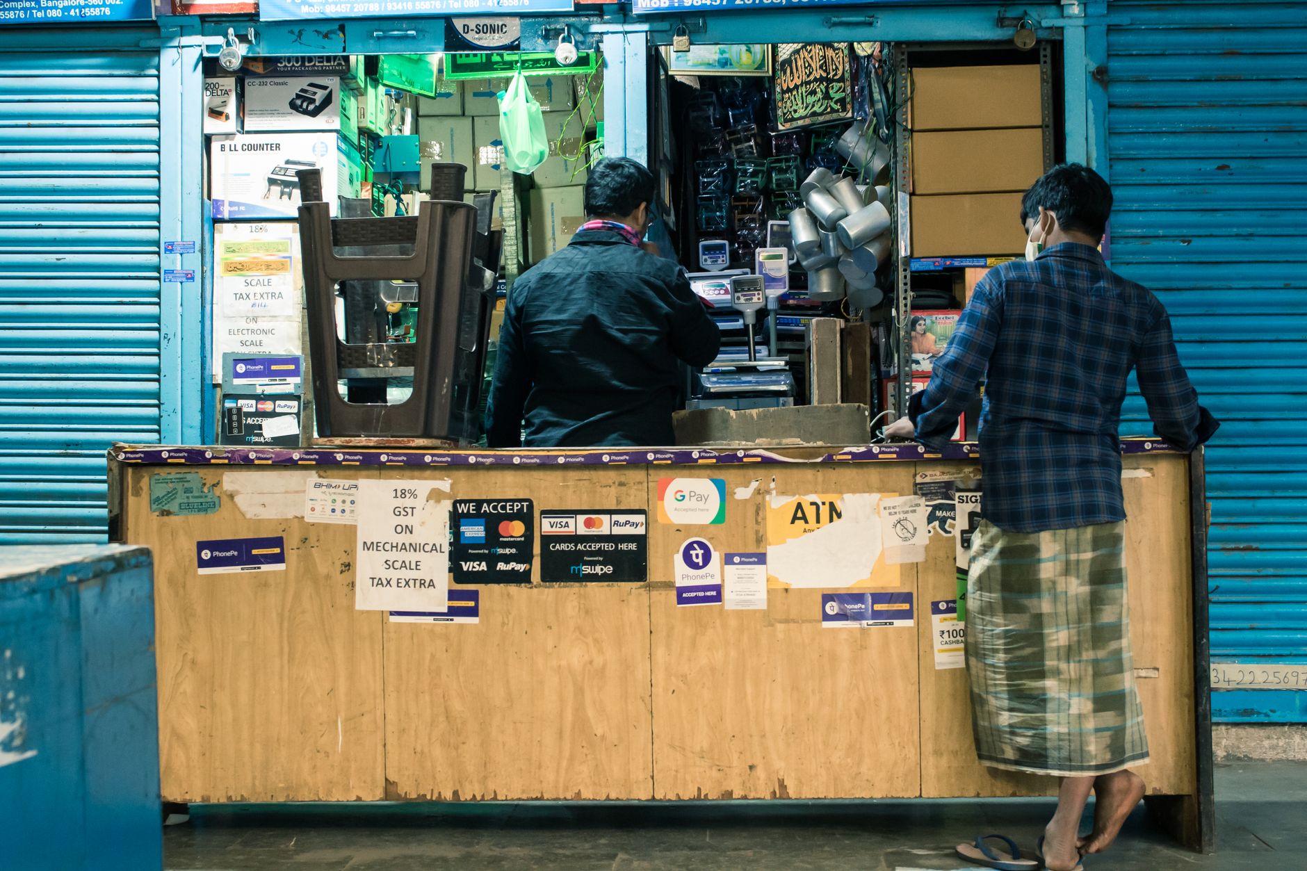 Commerçant qui encaisse et remet une facture à un client particulier au comptoir