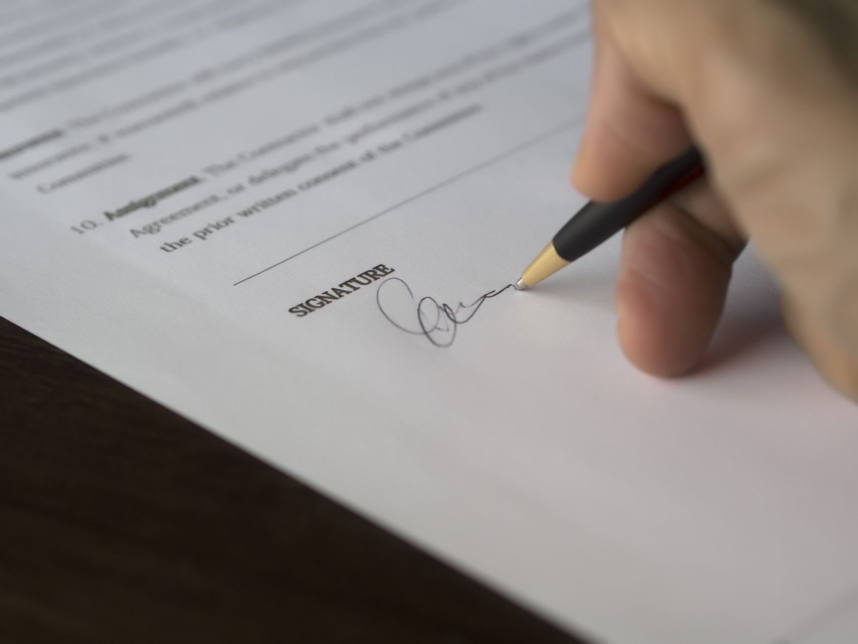 Prestataire signant un contrat de maintenance avec facturation périodique récurrente