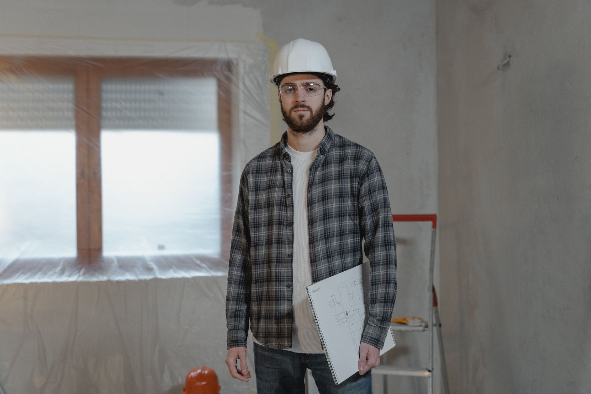 Artisan qui réalise des travaux de rénovation avant la mise en vente d'un bien par l'agence