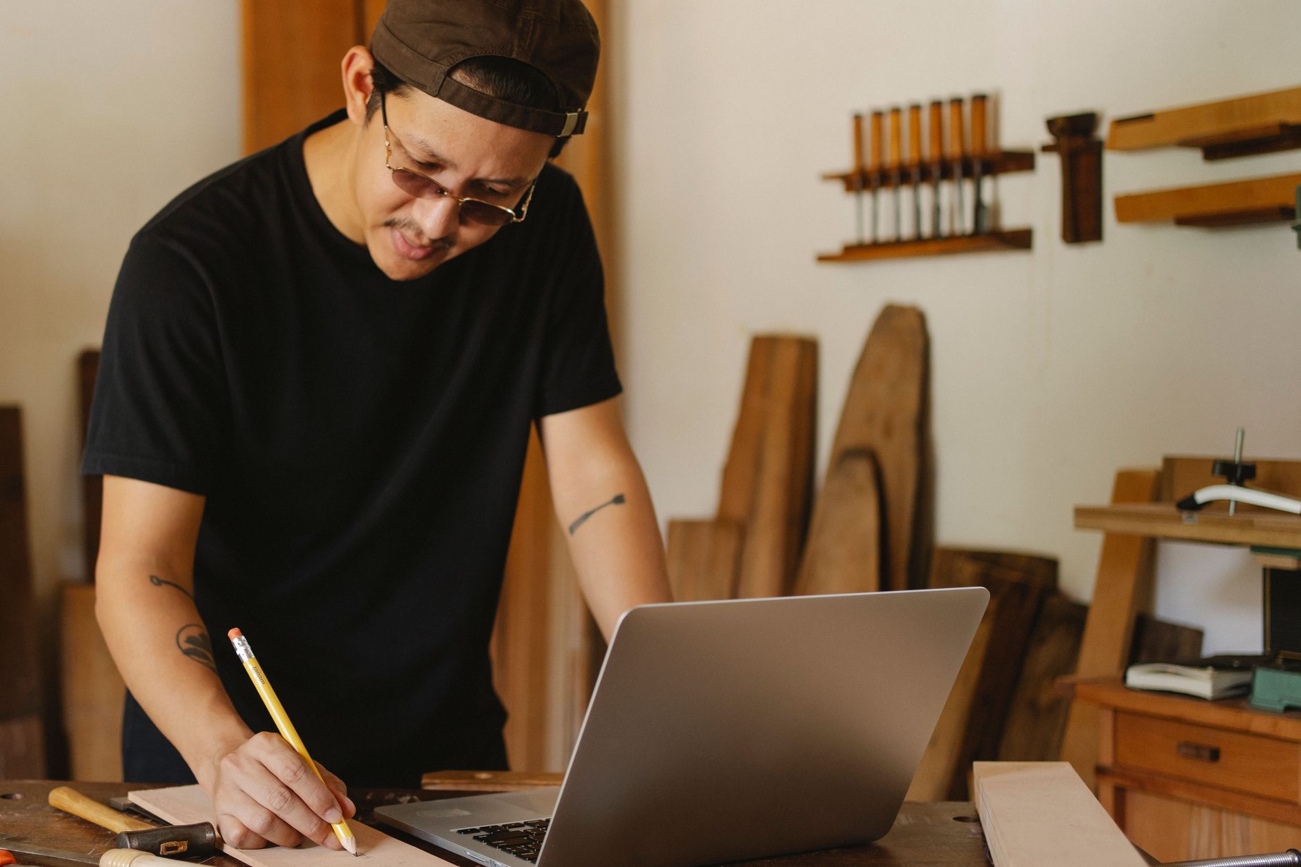 Artisan en entreprise individuelle gérant ses factures depuis son atelier