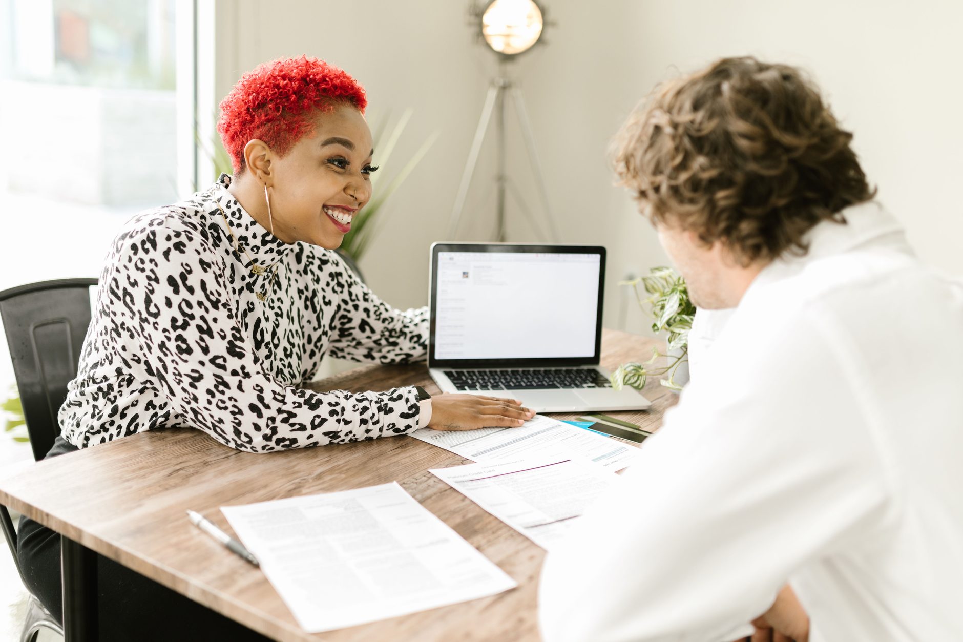 Entrepreneur individuel faisant le point avec son expert-comptable sur la facturation électronique