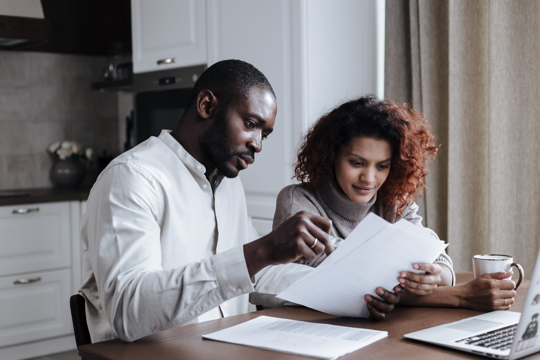 Associés d'une SCI vérifiant les factures reçues sur leur plateforme agréée gratuite