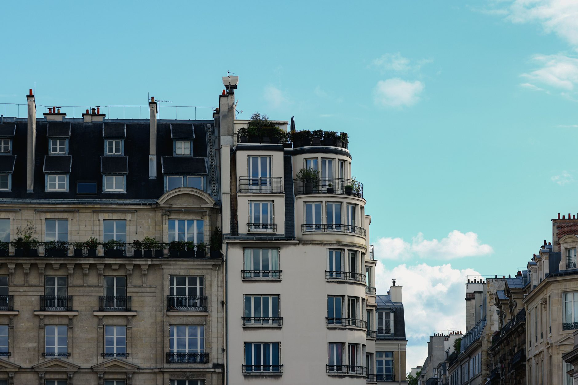 Immeuble d'habitation détenu par une SCI familiale en location nue