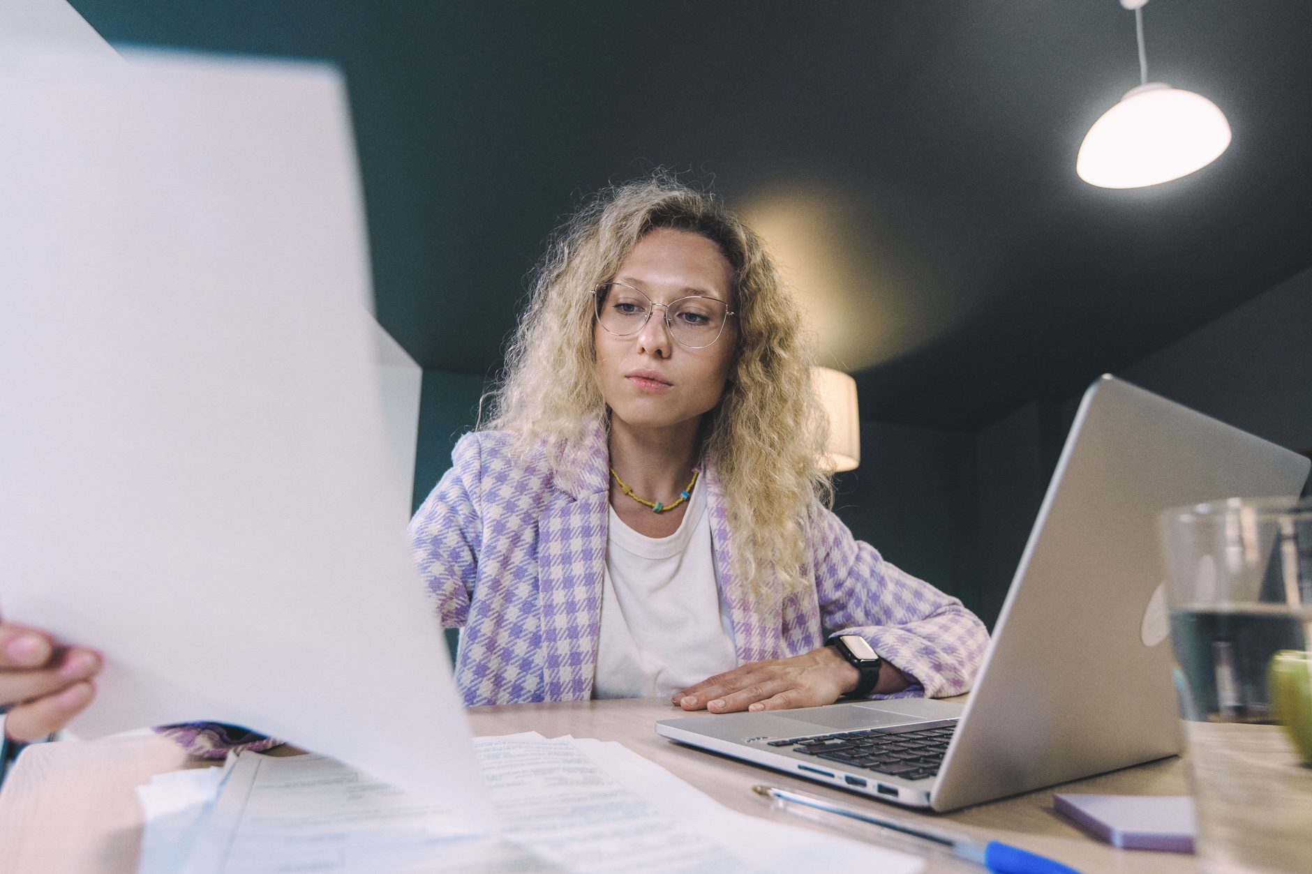 Micro-entrepreneuse préparant la réception de ses factures électroniques sur son ordinateur