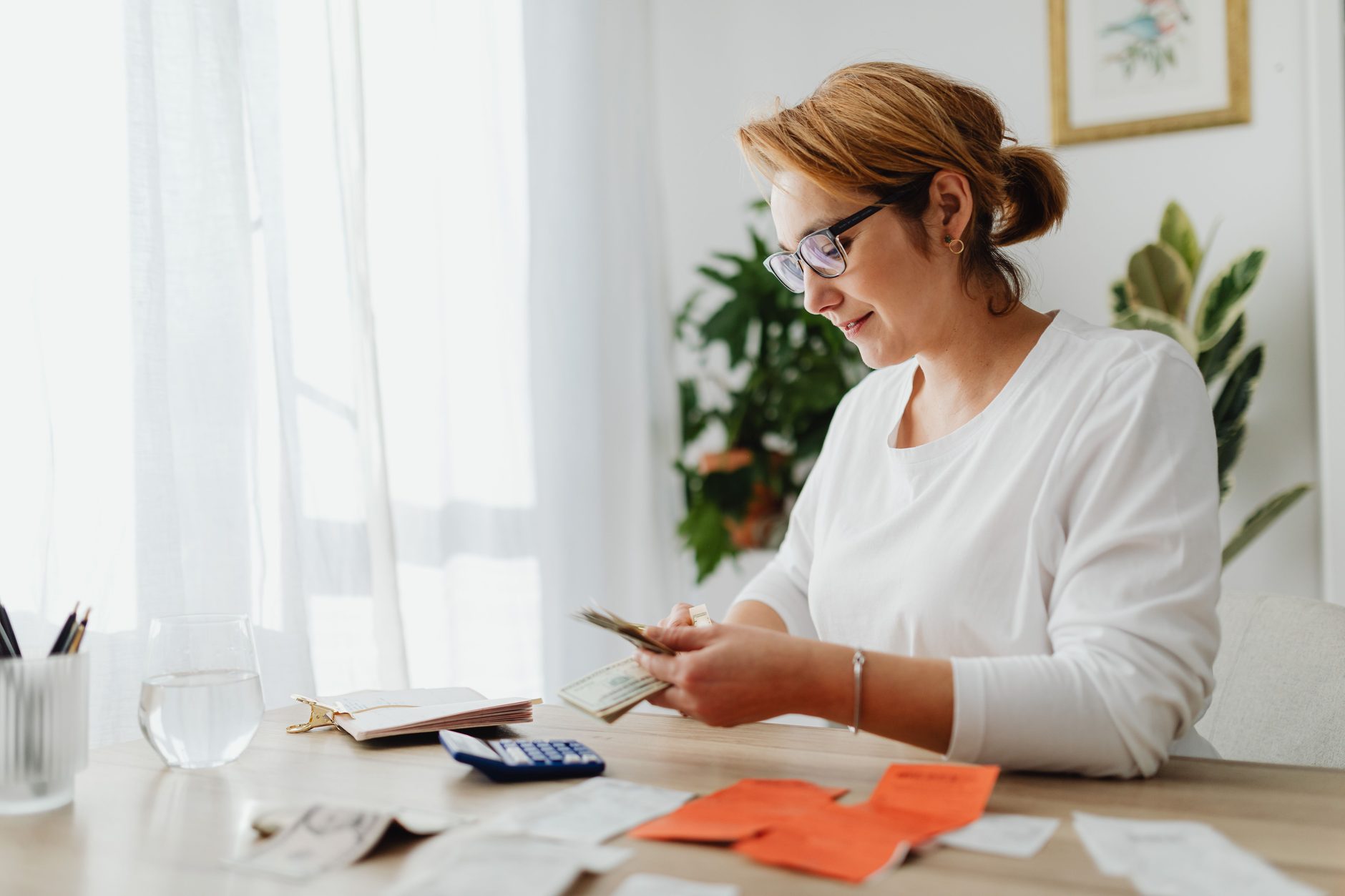 Micro-entrepreneuse tenant son livre de recettes et ses justificatifs à domicile