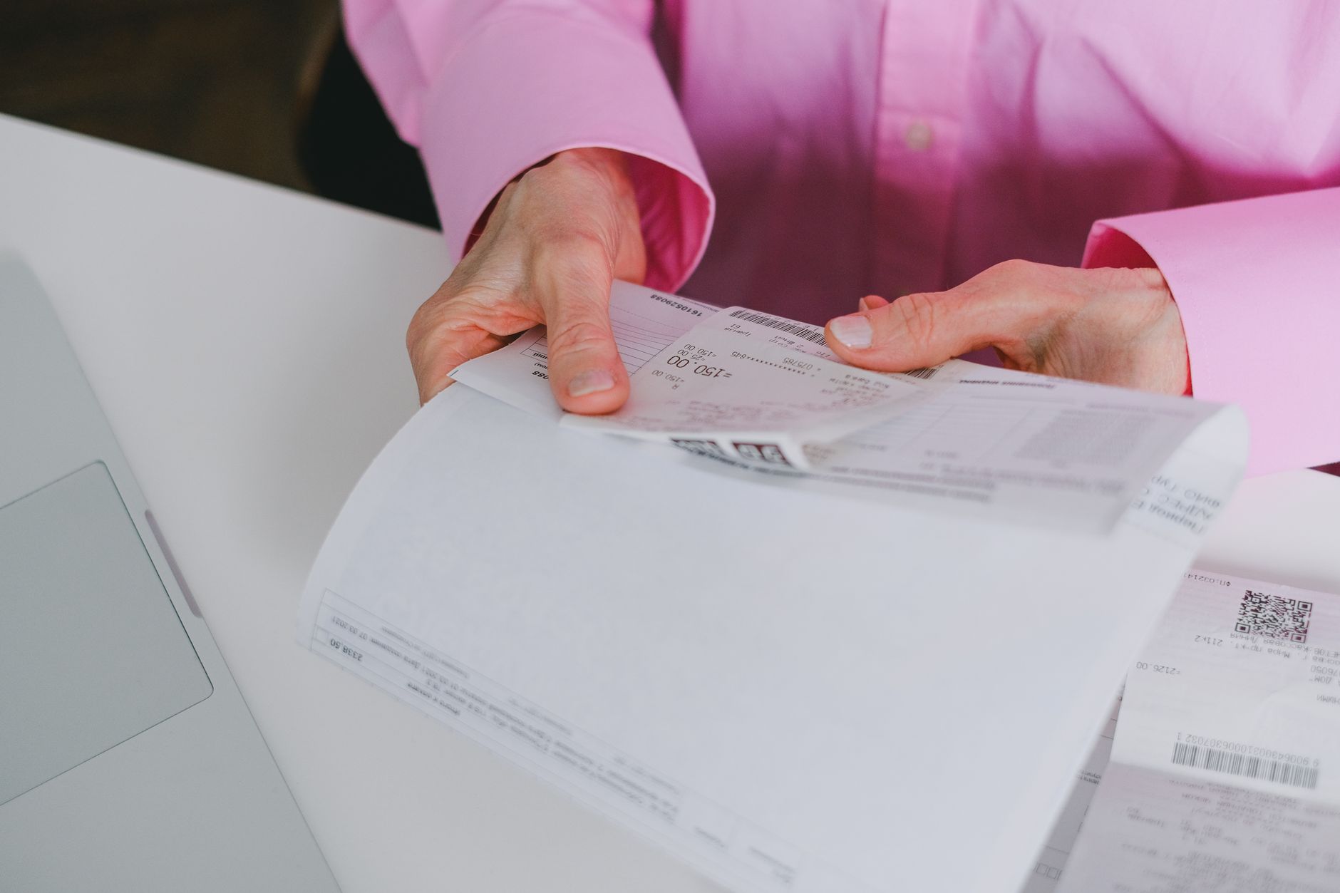 Comptable qui vérifie une facture reçue par email avant de l'archiver