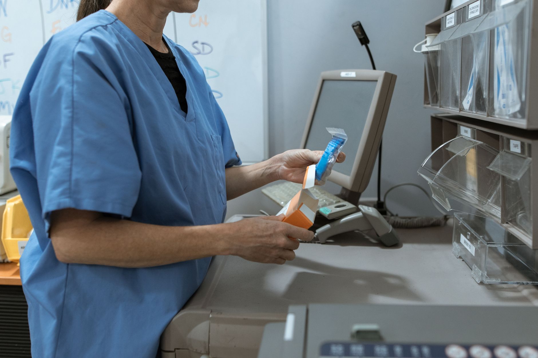 Rayonnage de médicaments en pharmacie d'officine, flux d'achats fournisseurs B2B