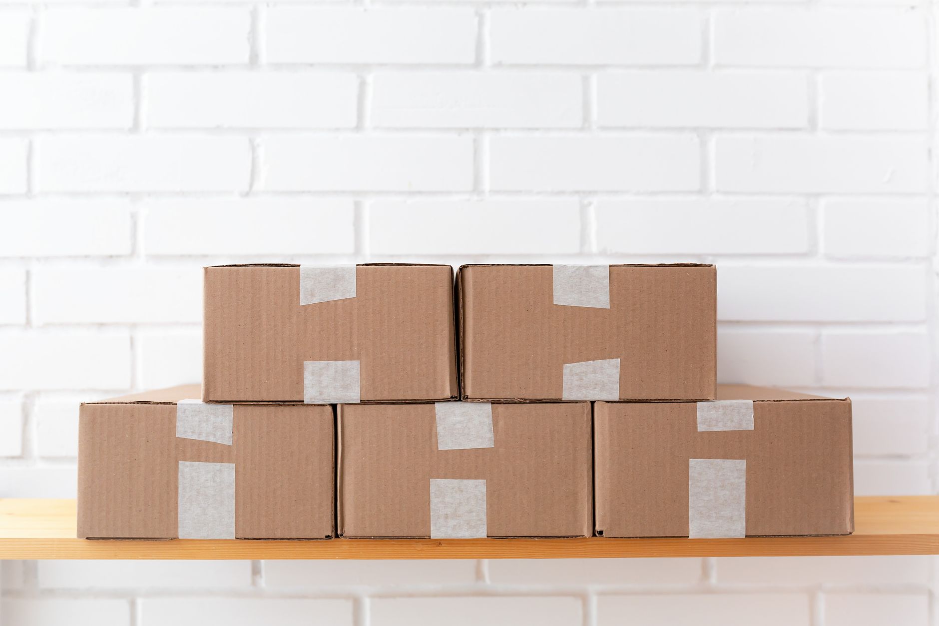 Livraison de cartons en entrepôt pharmaceutique, flux logistique grossiste-répartiteur