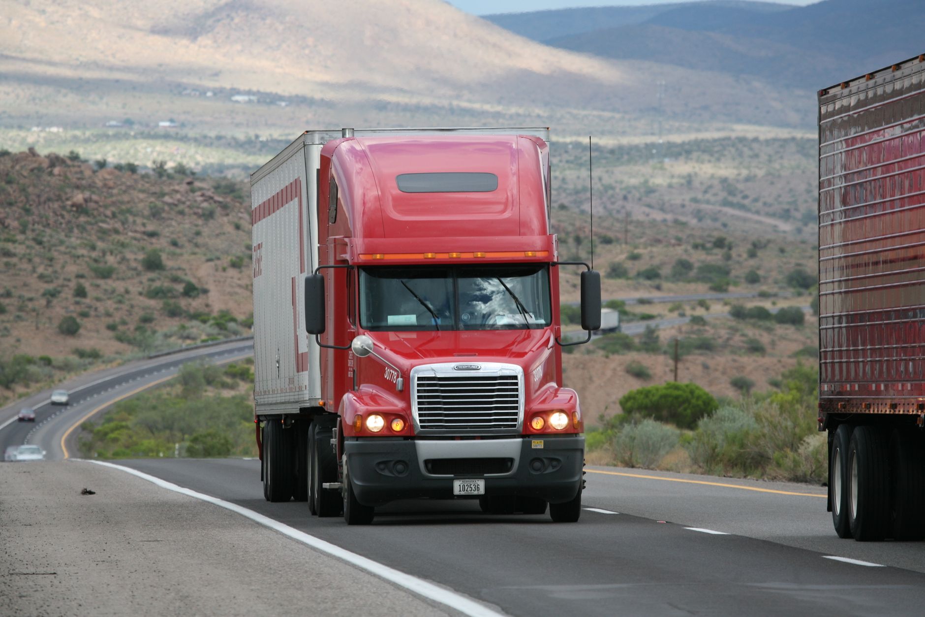 Camion de transporteur routier sur autoroute livrant des marchandises en 2026
