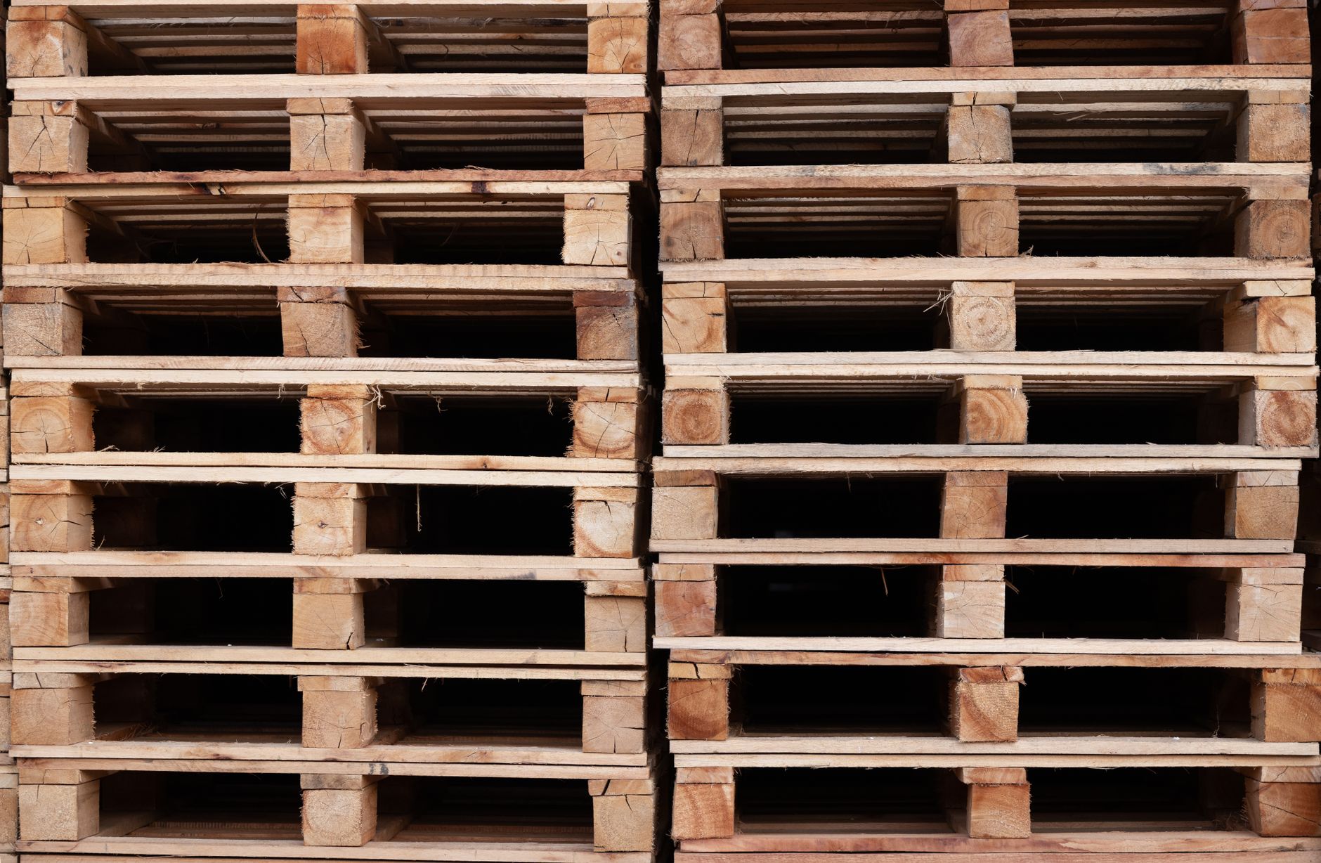 Entrepôt logistique avec palettes prêtes pour expédition et facturation électronique